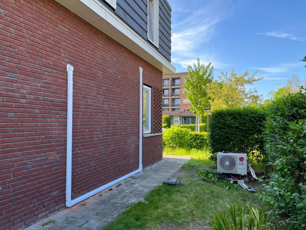 LG airco, buitenunit uit het zicht, leidingen door de grond